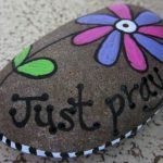 60+ Beautiful DIY Painted Rocks Flowers Ideas (31)