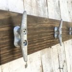 30 Fantastic DIY Hanger Ideas from Wooden Pallets (15)