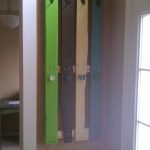 30 Fantastic DIY Hanger Ideas from Wooden Pallets (24)