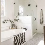 20 Stunning Farmhouse Bathroom Tile Decor Ideas And Remodel (10)